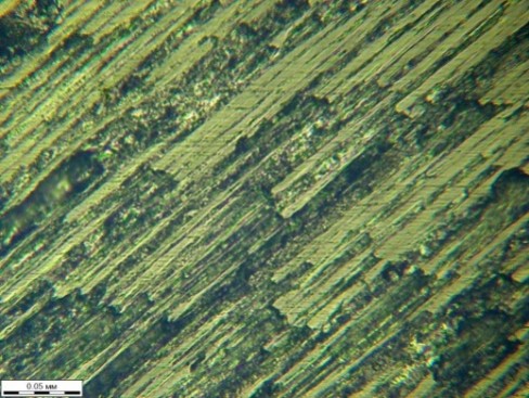 Изображение изношенной поверхности волокнистого углеродного композита на микроуровне