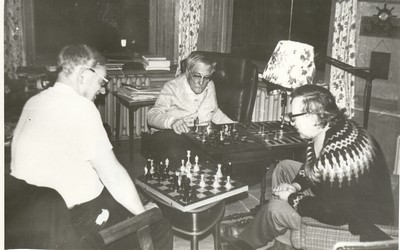 За игрой в шахматы с П.Л. Капицей и В.В. Смысловым