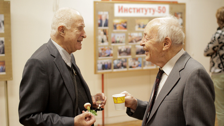 Юрий Петрович Райзер (справа) и Дмитрий Ильич Ройтенбург (слева) на праздновании 50-летия ИПМех РАН (19.11.2015)